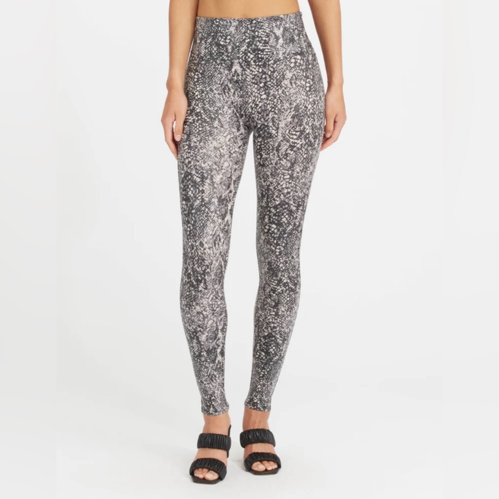 NWT Spanx Faux Leather Snake Shine Grey Snake Leggings Size XS High Waisted‎